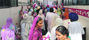 Patients wait for free medicines. 