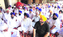 Haryana Sikh Gurdwara Prabandhak Committee president Jagdish Singh Jhinda (fourth from left) addresses a meeting at Dera Kar Sewa in Kurukshetra on Monday. 
