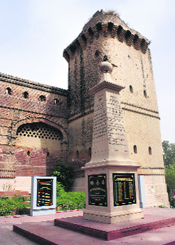 The 15 Punjab Memorial near the India-Pakistan border in Hussainiwala (Ferozepur) 