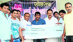 Yogeshwar Dutt receives a cheque from his supporters at a felicitation function in Sonepat on Wednesday