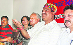 HLP president Maheshwar Singh addresses mediapersons in Mandi on Wednesday