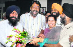 Mayor Sunil Jyoti, Senior Deputy Mayor Kamaljit Bhatia and Deputy Mayor Arvinder Oberoi being welcomed to the MC office in Jalandhar on Wednesday. Tribune Photo: Malkiat Singh