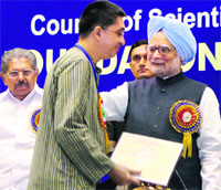 PM Manmohan Singh presents the Shanti Swarup Bhatnagar Prize-2011 to Shankar Doraiswamy during a function at Vigyan Bhawan in New Delhi on Wednesday. PTI