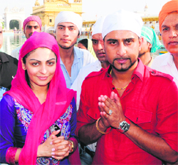 Star cast of Pinky Moge Wali pay obeisance at the Golden Temple in Amritsar.