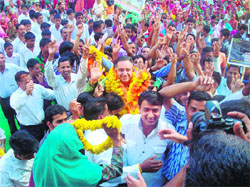 GS Bali welcomed by party workers on his arrival at a yuva sammelan in Nagrot Bagwan on Thursday. Photo: Kamaljeet
