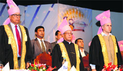 President Pranab Mukherjee (C) with Jammu and Kashmir Governor NN Vohra (L) and CM Omar Abdullah during a function at Kashmir University. Photo: Amin War