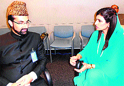 Hurriyat Conference chairman Mirwaiz Umar Farooq interacts with Pakistan Foreign Minister Hina Rabbani Khar in New York