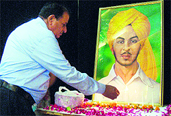 A teacher of the DAV Institute of Engineering and Technology pays homage to Bhagat Singh, a day ahead of his birth anniversary, in Jalandhar on Thursday