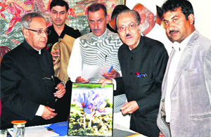 JKPCC chief Saifuddin Soz presents a souvenir to President Pranab Mukherjee in Srinagar. 