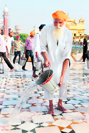 A devotee performs voluntary service at Golden Temple in Amritsar.