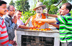 Activists of the UKD (Progressive) pay floral tributes at the statue of Bhagat Singh on his 105th birth anniversary in Haridwar on Friday
