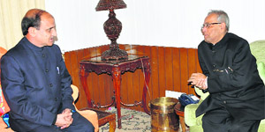 Deputy Chief Minister, Tara Chand in his meeting with President Pranab Mukherjee in Srinagar on Thursday night. 
