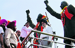 Mayor Harcharan Singh Gohalwaria and Deputy Commissioner Tahul Tewari pay tributes to the statue of Shaheed Bhagat Singh, Rajguru and SUkhdev on the Jagraon Bridge in Ludhiana on Friday