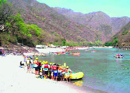 A beach camp alongside the Rishikesh- Deoprayag stretch is attracting tourists in a large number.