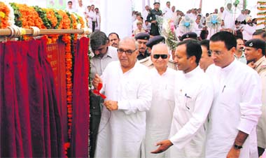 Chief Minister Bhupinder Singh Hooda inaugurates development projects at Kaithal on Sunday.