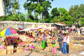 Violations Galore: Vendors sell fruits on encroached land near Jammu Railway Station