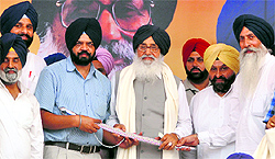 Chief Minister being honoured with a sword by MLA Manpreet Singh Aiyali (on his right) at a rally in Chhapar in Ludiana
