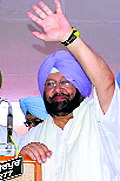 PCC chief Amarinder Singh waves at the crowds at a Congress rally