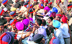 Police uses force disperse members of the Sikhya Provider Front in Ludhiana