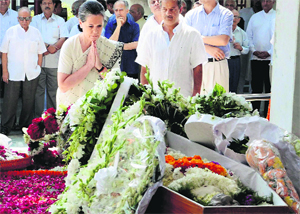UPA chairperson Sonia Gandhi pays tribute to Brajesh Mishra, countrys first National Security Adviser, before his cremation in New Delhi on Monday. 