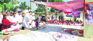Former minister Santokh Singh pays floral tribute to Mahatma Gandhi in Phillaur on Tuesday.