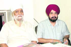 Manohar Singh trader (red turban), who was kidnapped in Ludhiana, talks to The Tribune in Amritsar