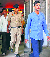 The accused, Alauddin (in white shirt), who allegedly thrashed a traffic constable, Des Raj (in blue shirt), in police custody on Wednesday