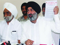 Jasjeet Singh (UK), president of the Shiromani Akali Dal (Delhi-UK) with vice-president Sukhbeer SIngh Kalra at a press conference in New Delhi on Wednesday. 