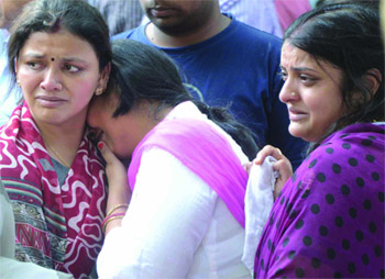 Relatives of the Delhi-based Agarwal family that died when their car crashed and caught fire on the NH2 (Mathura Road) at Palwal on Tuesday, after the cremation at the Nigam Bodh Ghat in New Delhi on Wednesday.