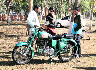 Gurpreet Baba (L) with Gul Panag (in black) on the sets of Sarsa
