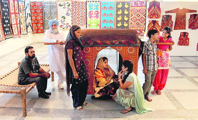 Harvinder Singh Khalsa (in blue turban) with some of the visitors. 