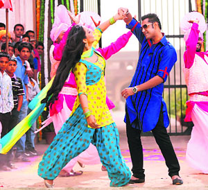 Mahie Gill and Gippy Grewal in Carry on Jatta