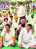 Faridkot residents on a dharna on Thursday