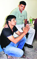 The accused bus conductor offers an apology at the police post after being overpowered by relatives of a girl student on Friday. Photo: Manoj Dhaka