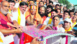 Followers of the Akhil Bharatiya Panchnad Samiti offer joths in memory of 10 lakh people killed during Partition, at Malviya ghat in Haridwar on Sunday.