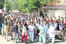 Residents of Ther Mohalla hold a protest march towards the mini-secretariat at Sirsa against the eviction orders served on them.