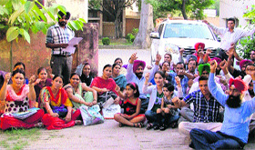 The ETT Teachers Union protests outside the BDPOs office in Ludhiana on Monday.