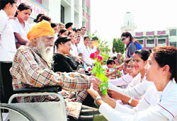 A special bond: Students of St Soldier Nursing Training Institute offer roses to special inmates at Pingla Ghar on the eve of World Mental Health Day in Jalandhar on Tuesday. photo: Sarabjit Singh 