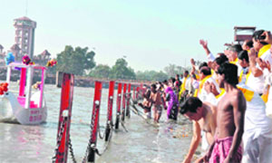 Rituals being performed for the peace of the departed souls during Shraddh in Haridwar. Tribune photo: Rameshwar Gaur