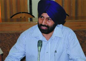 Bathinda SSP Sukhchain Singh Gill addressing a press conference in Bathinda on Thursday