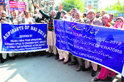 Haj aspirants hold a protest at Lal Chowk in Srinagar on Thursday. photo: yawar kabli