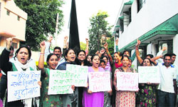 Employees of the Rural Litigation and Entitlement Kendra raise slogans against former Chief Minister ND Tiwari in Dehradun on Friday. Tribune photo: Vinod Pundir