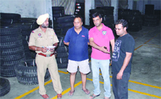 A police official records the statement of tyre showroom owner in Jalandhar.