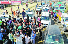 Protesters block traffic on the Srinagar-Baramullah highway.