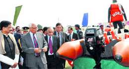 Governor NN Vohra and National Disaster Management Authority vice-chairman M. Shashidhar Reddy at an exhibition on disaster preparedness at Kashmir University.