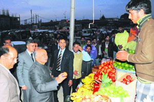 A first since 1989: Union Home Minister Sushil Kumar Shinde interacts with a shopkeeper at Lal Chowk in Srinagar on Saturday. This is the first time since 1989 that a Home Minister has visited the market area of the city. 