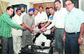 Kashipur residents, led by MLA Harbhajan Singh Cheema, submit a memorandum to Governor Aziz Qureshi on Sunday