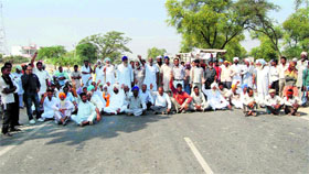 Farmers during the blockade in Muktsar.