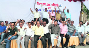 BSNL employees hold a protest in support of their demands in Dehradun on Monday. 