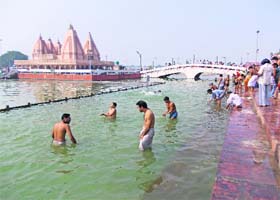 The pilgrims take a holy dip in Brahma Sarovar in Kurukshetra on Monday